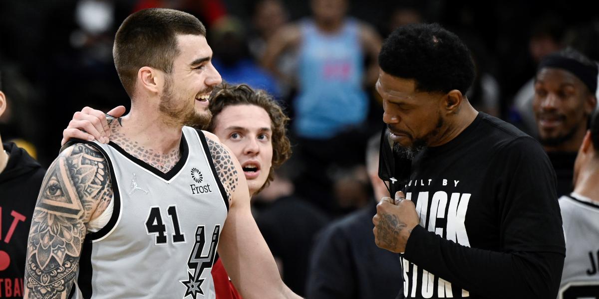 Juancho sonríe pese a la derrota de los Spurs
