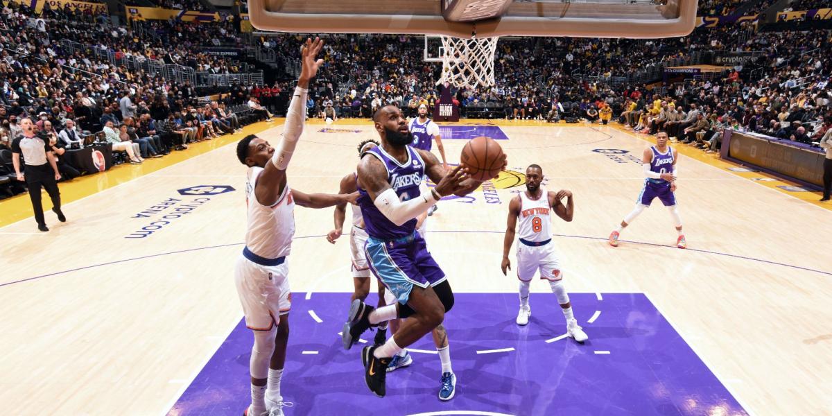 LeBron vuelve y firma un triple-doble para rescatar a los Lakers de la vergüenza