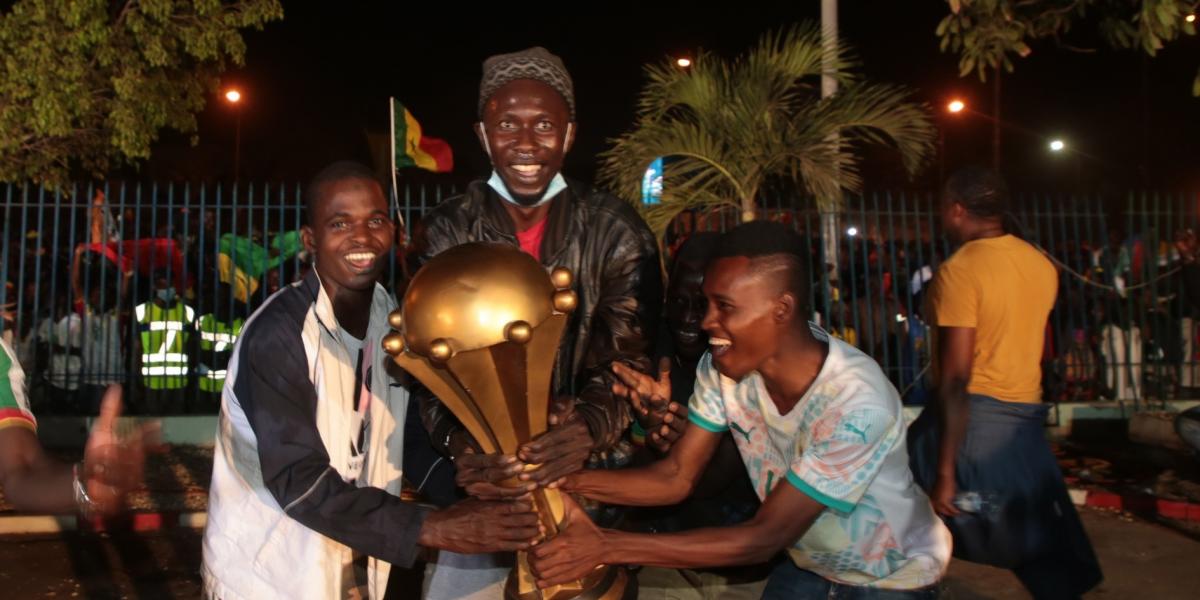 Miles de personas reciben en Dakar a la selección de Senegal