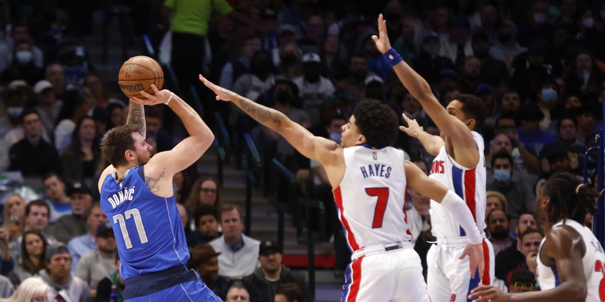 Doncic se lo pasa bien contra los Pistons