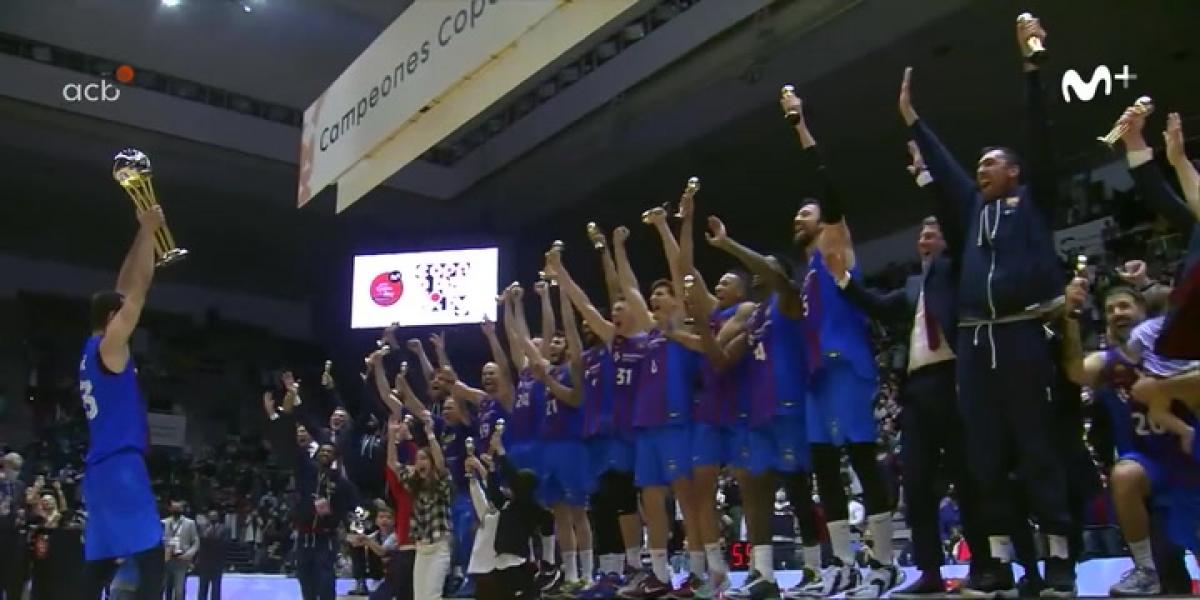 Mirotic recibe la Copa de campeón y lo festeja con sus compañeros