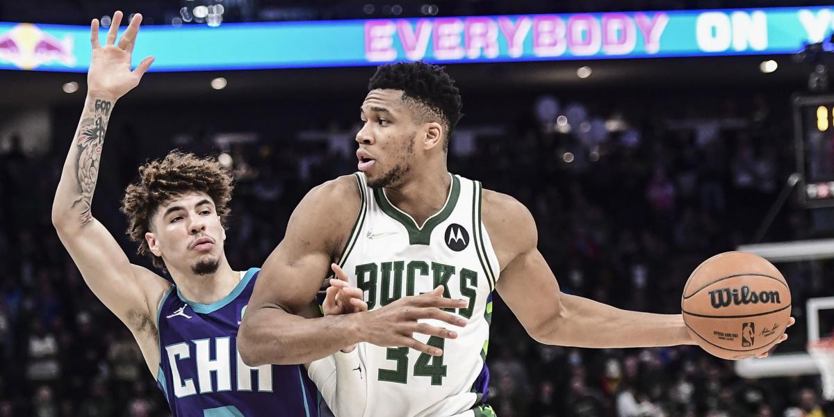Antetokounmpo vuelve a brillar y pasa por encima de los Hornets de LaMelo