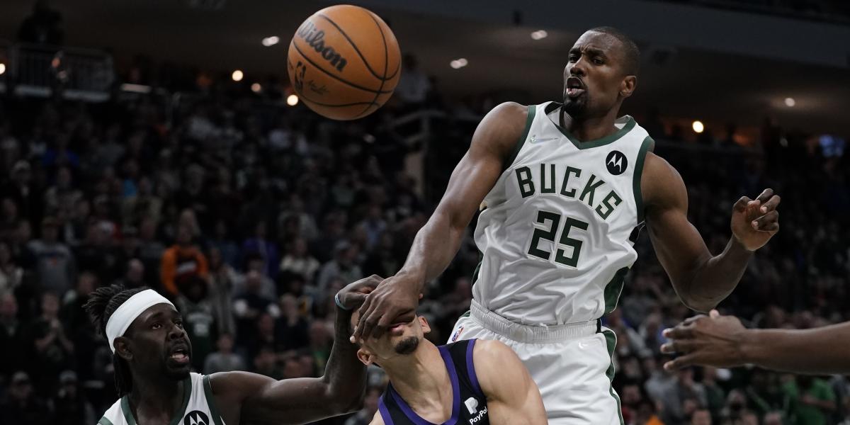 Serge Ibaka completa su mejor partido con los Milwaukee Bucks