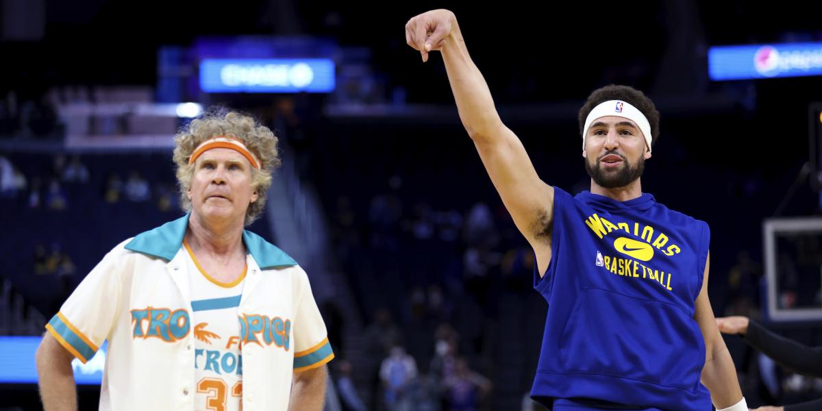 El actor Will Ferrell sorprende a Klay Thompson y calienta con los Warriors