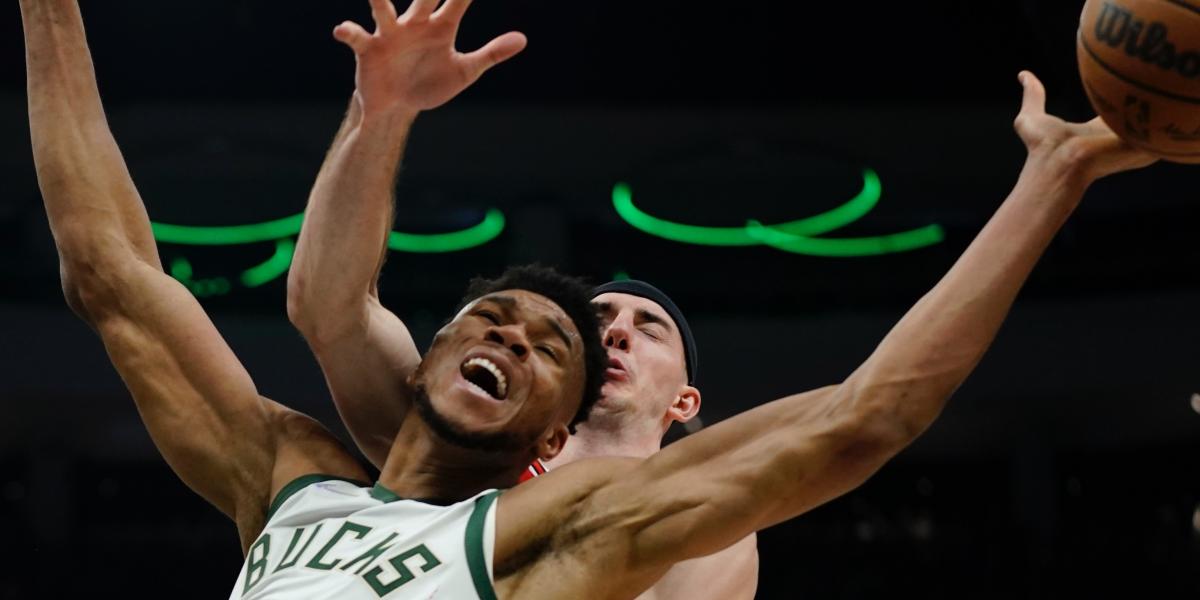 Anteto y Holiday aplastan a los Bulls