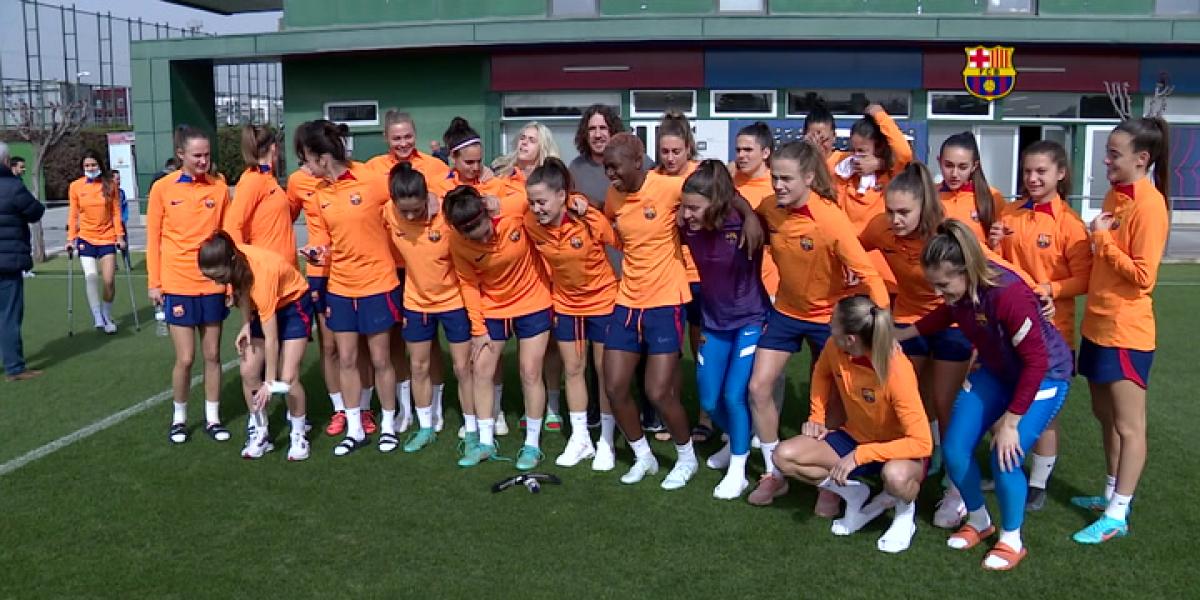 Visita sorpresa de Carles Puyol al femenino del Barça