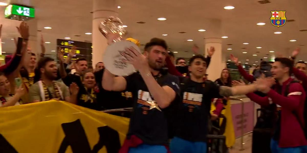 La llegada triunfal a Barcelona del Barça de fútbol sala con la Champions
