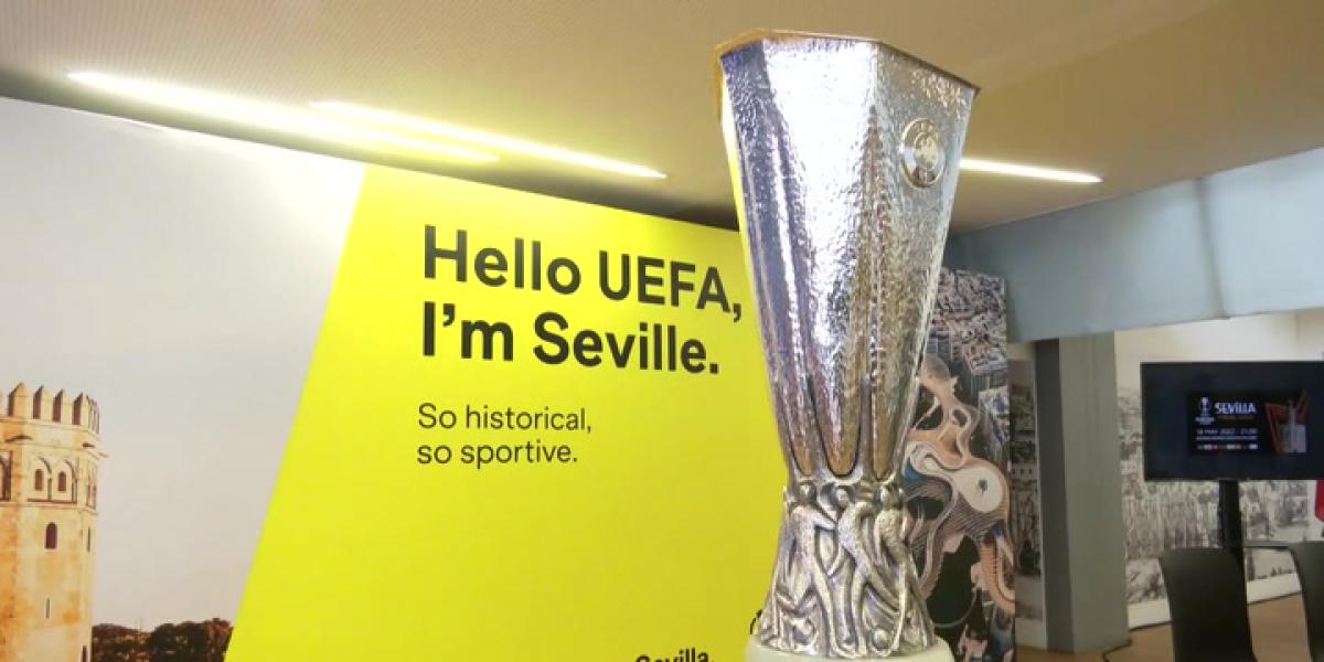 La copa de la Europa League ya está en Sevilla
