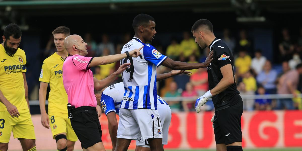 González Fuertes pita penalti contra la Real y luego se retracta