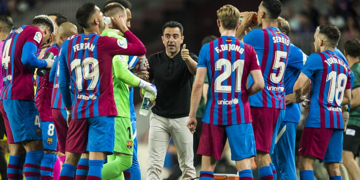 Xavi tiene 31 jugadores a una semana de volver