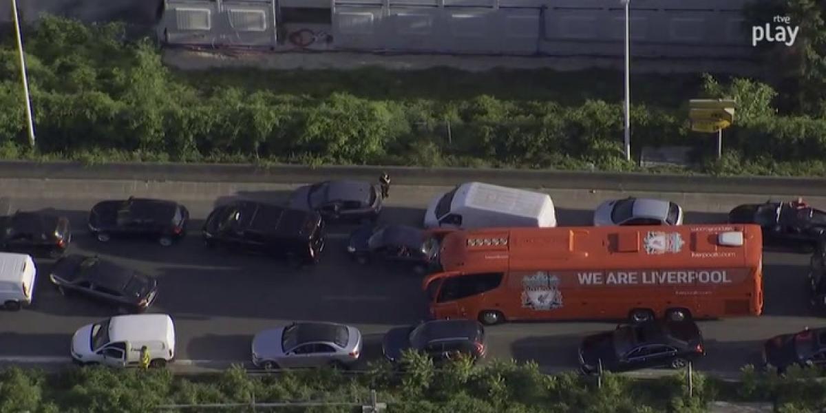 ¡El autocar del Liverpool, atrapado en un atasco!