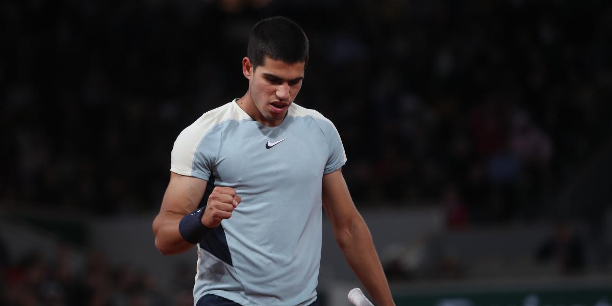 Alcaraz destroza a Khachanov y debutará en cuartos contra Zverev