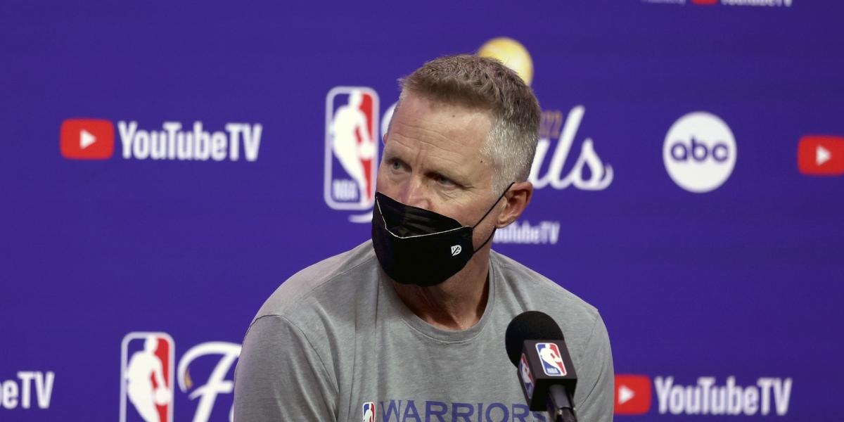 Kerr apoya a Klay Thompson y elogia el juego físico de Draymond Green