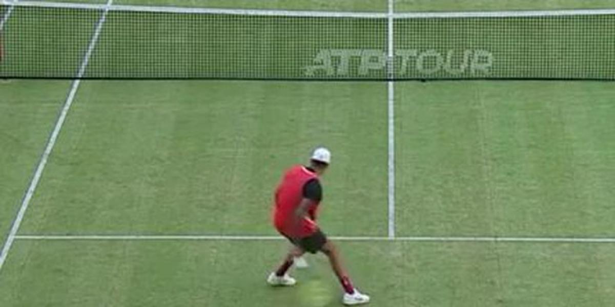 Kyrgios se exhibe ante Tsitsipas en la hierba de Halle: ¡Ojo al brutal golpe por la espalda!