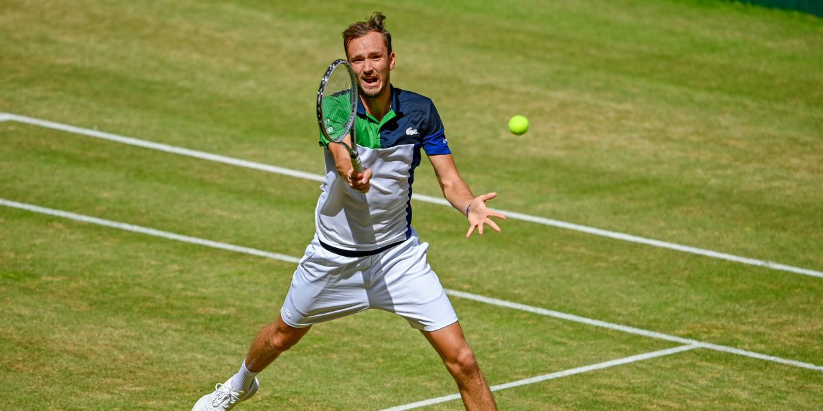 Medvedev alcanza en Halle su tercera final de la temporada