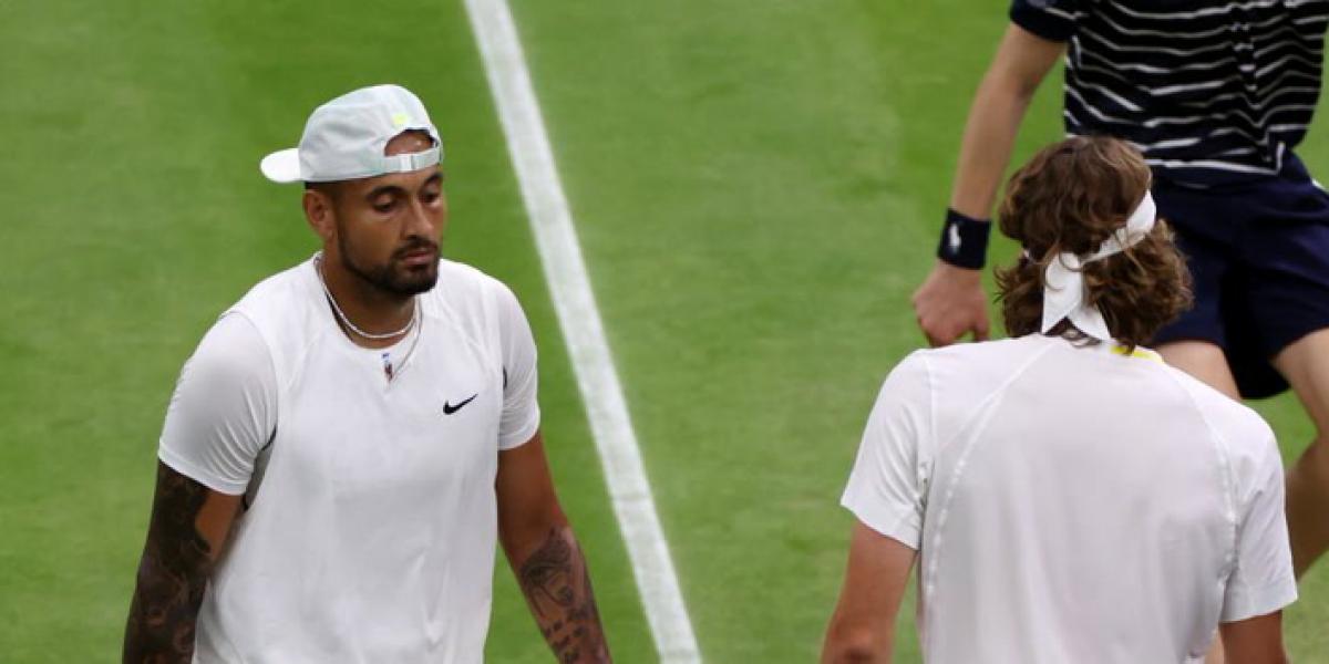 Kyrgios la lia en Wimbledon con dos pelotazos contra el rival y la grada