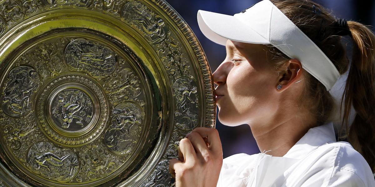 Rybakina, una rusa nueva campeona de Wimbledon con bandera kazaja