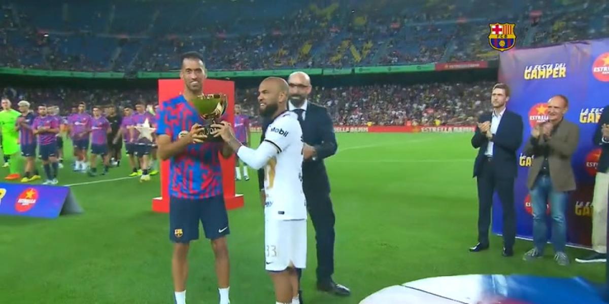 Busquets recibe como capitán del Barça el trofeo Joan Gamper acompañado por Dani Alves