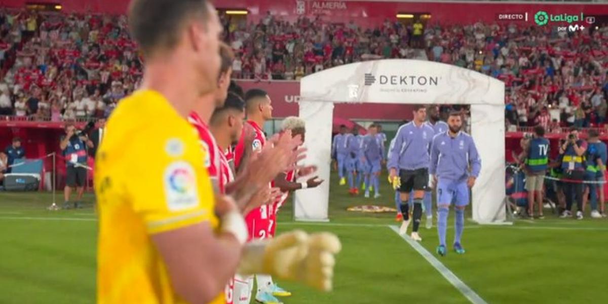 Pasillo del Almería al Madrid por la Supercopa