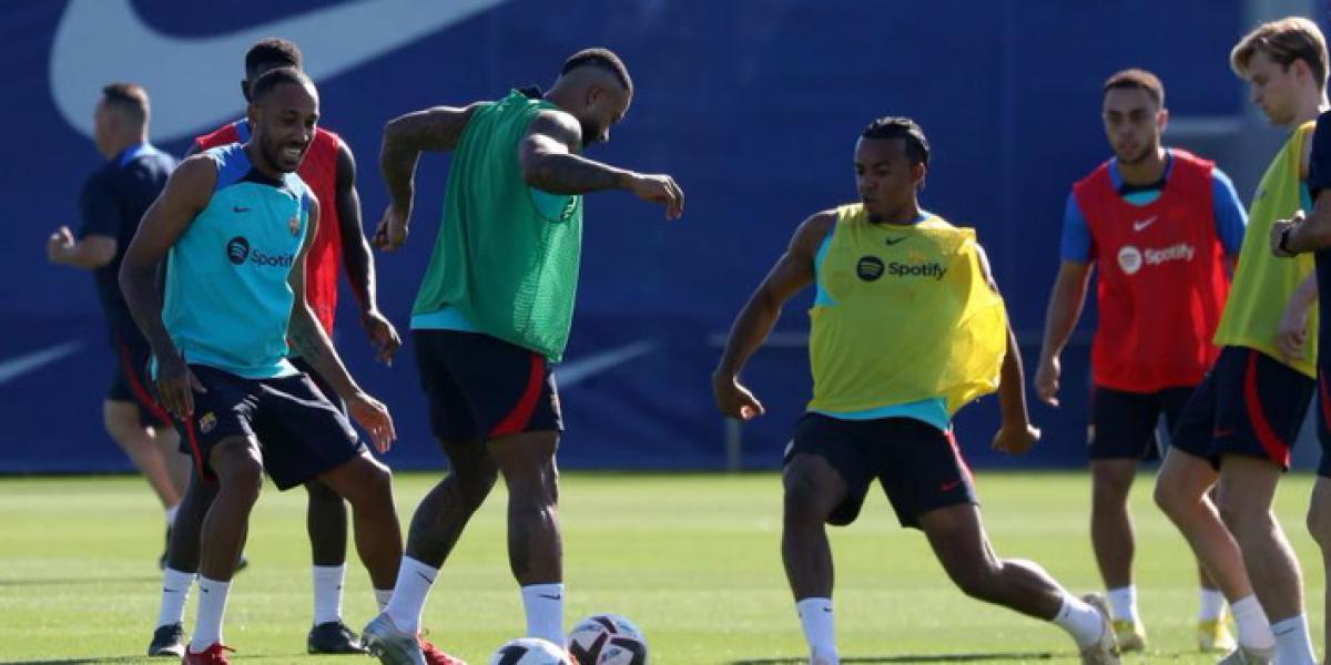 Memphis y Aubameyang entrenan con su futuro en el aire