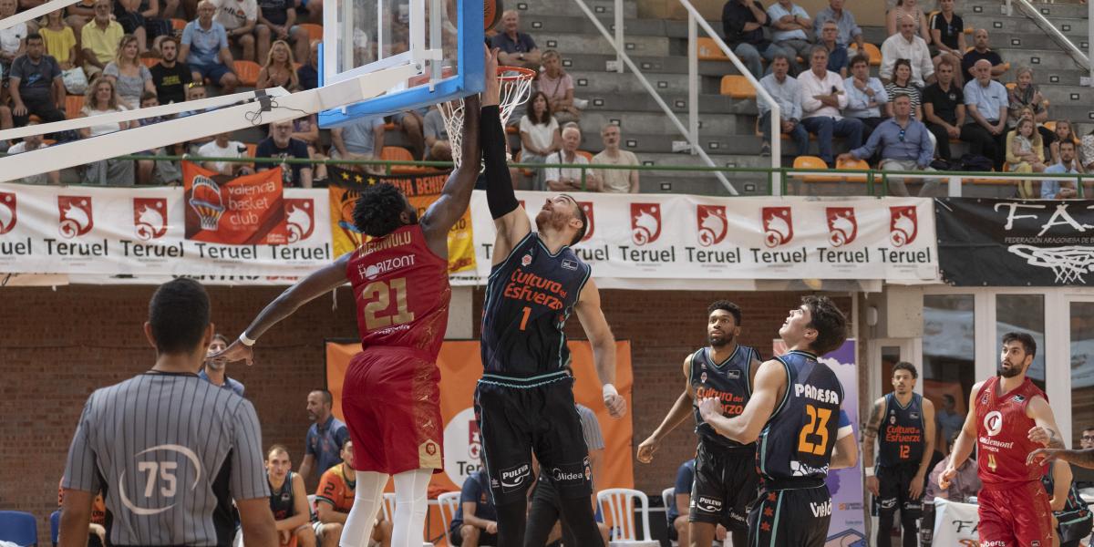 60-83: La defensa del Valencia controla al Zaragoza