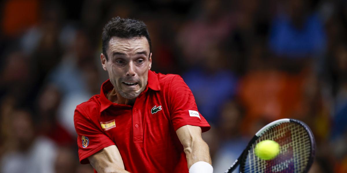 España se juega con la Serbia de Djokovic y República Checa la fase final de Málaga