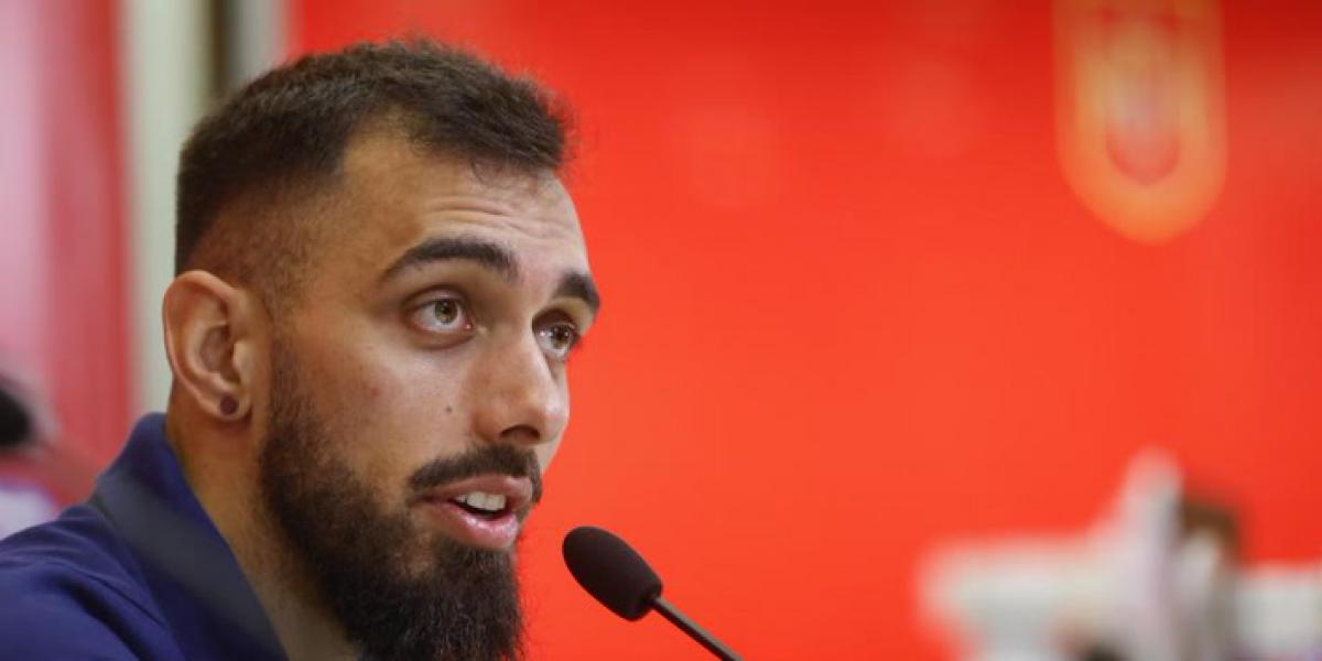 Borja Iglesias habla para los medios de comunicación con la Selección