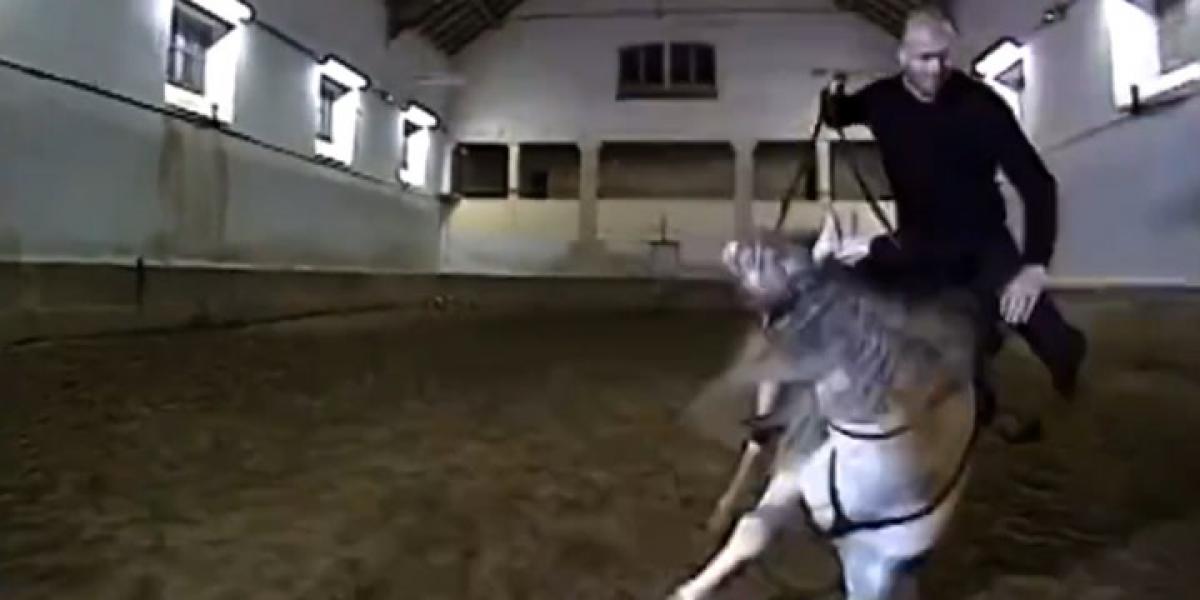 La caída más elegante de Zidane ¡a caballo!