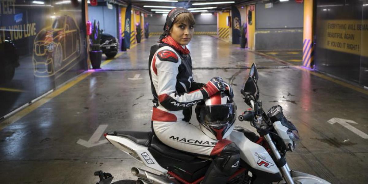 Desafiando las leyes de Irán sobre una moto