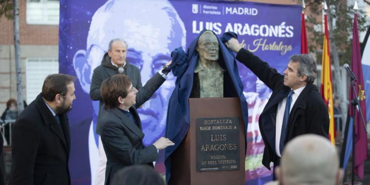 El barrio de Hortaleza inaugura un busto de Luis Aragonés