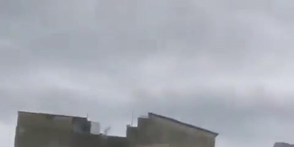 Consiguen rescatar a un niño recién nacido atrapado entre los escombros