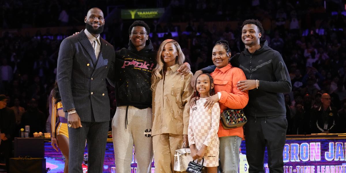 LeBron James recibe otro homenaje en L.A.: Mi familia es mi quinteto inicial