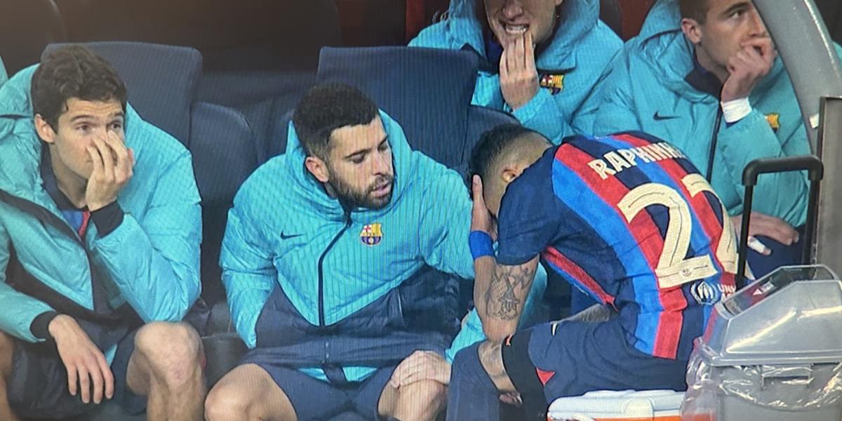 Aplaudido gesto de capitán de Jordi Alba tras el cambio y enfado de Raphinha