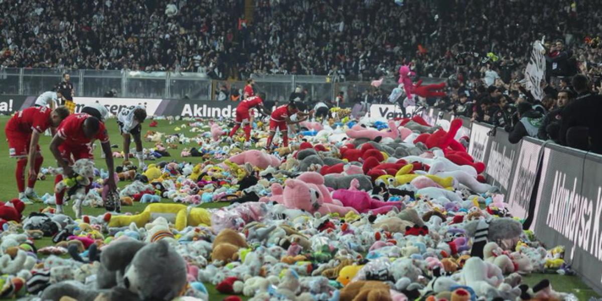 La espectacular lluvia de peluches en el estadio del Besiktas