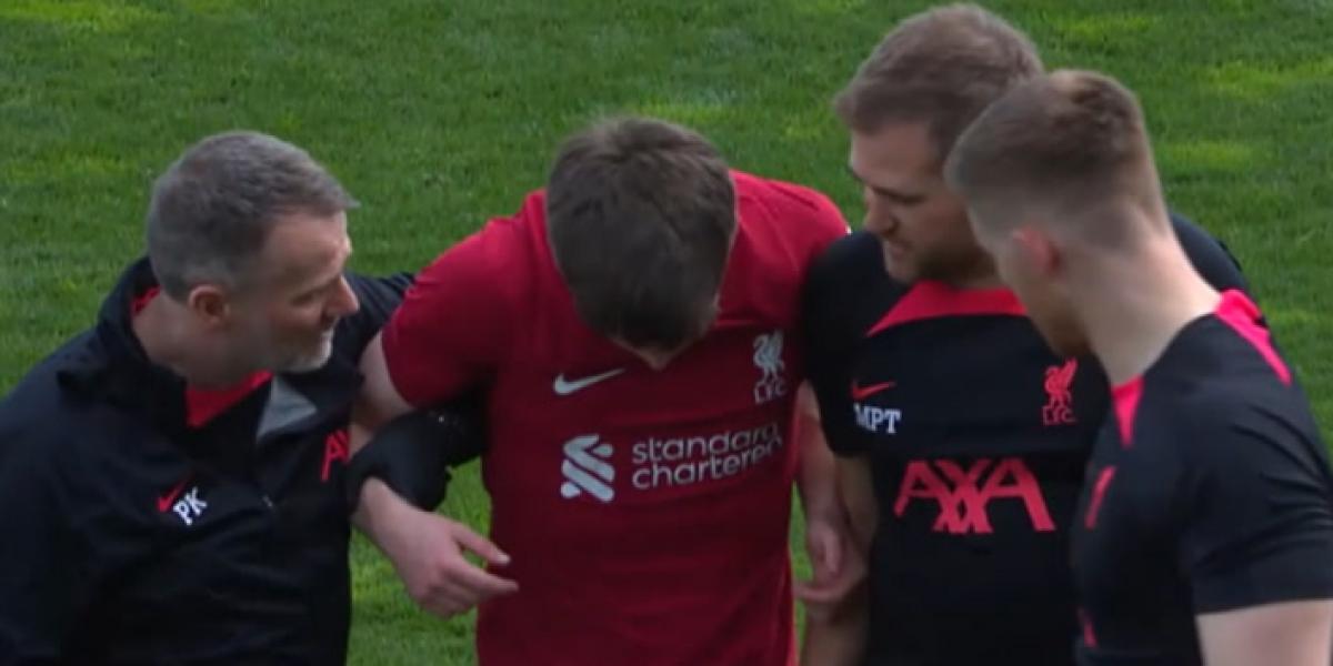 ¡Susto al desplomarse un jugador del Liverpool en pleno partido!