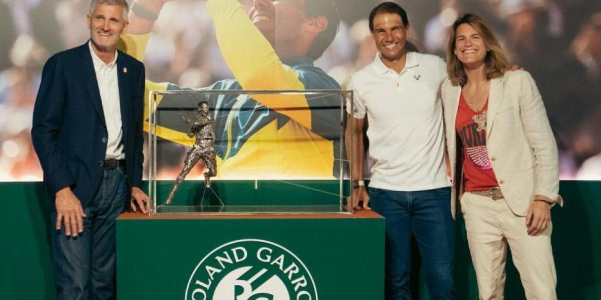 Rafa Nadal recibe una réplica de la escultura de Roland-Garros