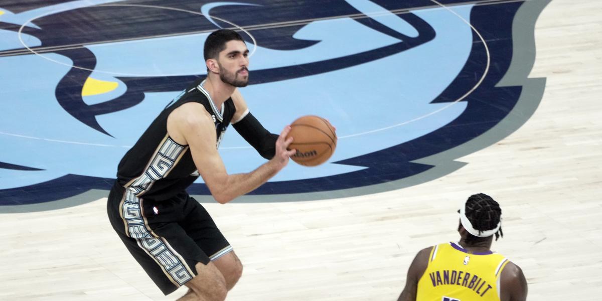 Santi Aldama se curte también en los playoffs