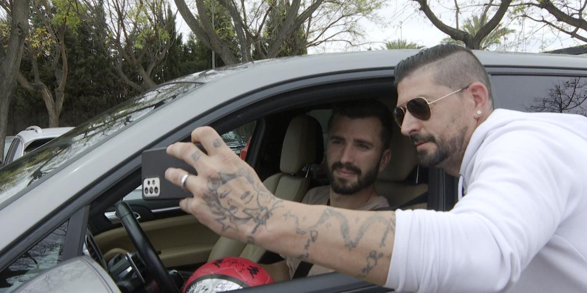 Gayà se para con los aficionados después del entrenamiento del equipo