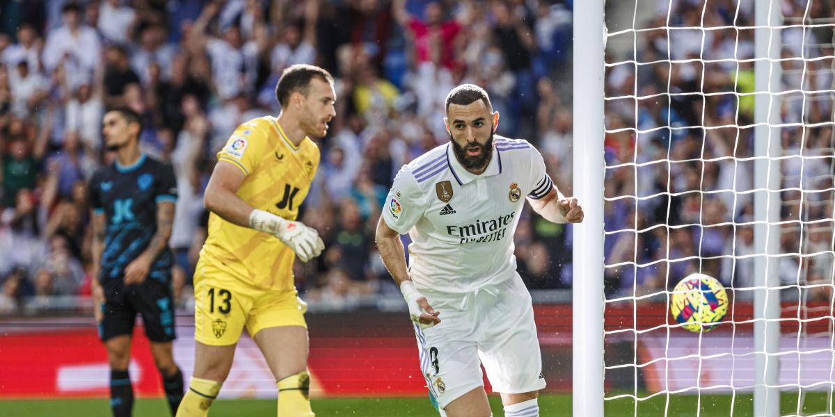 Hat-trick de Benzema en 45 para pisarle los talones a Lewy