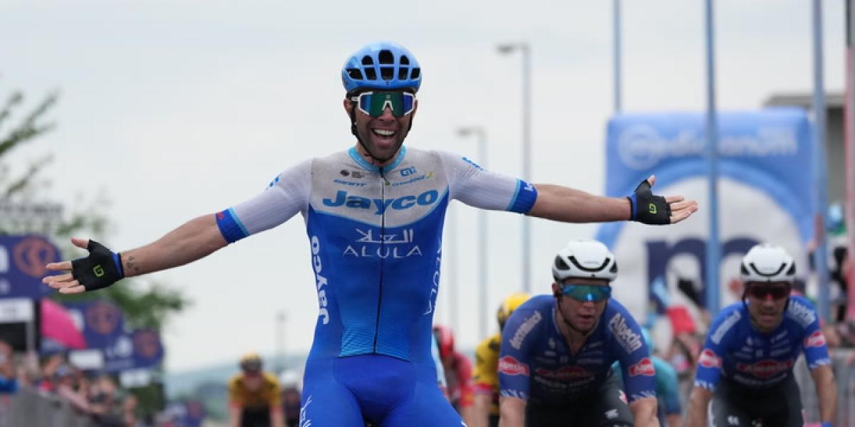 Matthews gana y Evenepoel muestra su lado más caníbal en la tercera etapa del Giro