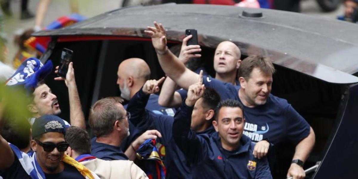 La afición canta ¡Jordi, quédate! a Jordi Cruyff durante la rúa de Campeones