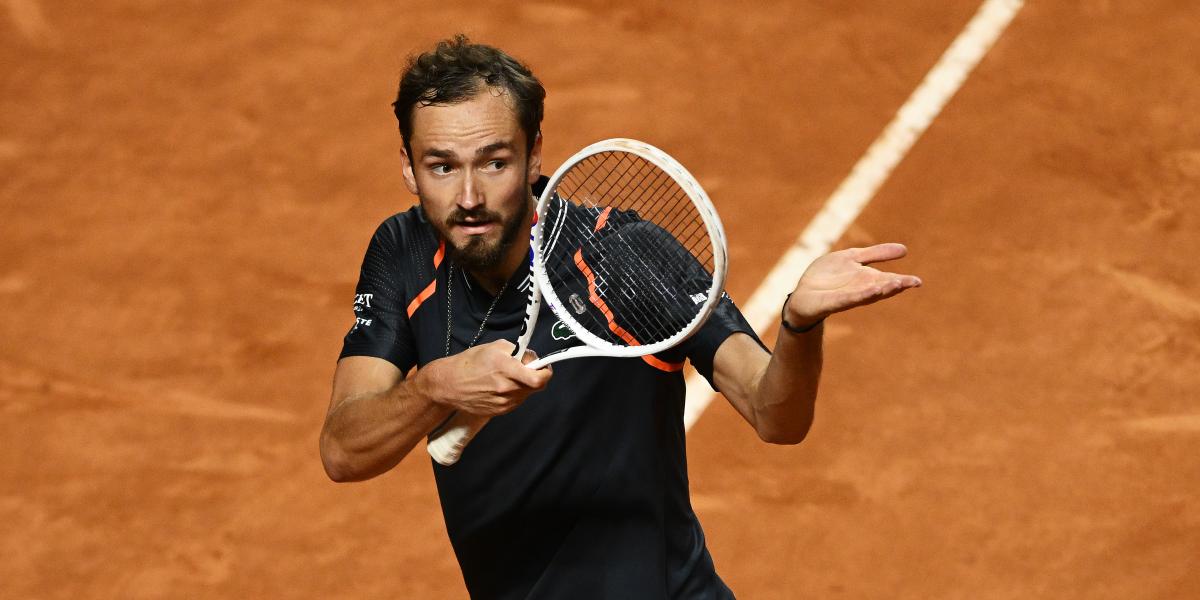Medvedev vence a sus demonios y pasa a cuartos de final de Roma
