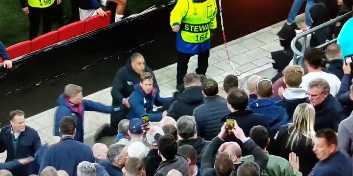 ¡Vergonzosa pelea entre jugadores del West Ham y aficionados del AZ Alkmaar!