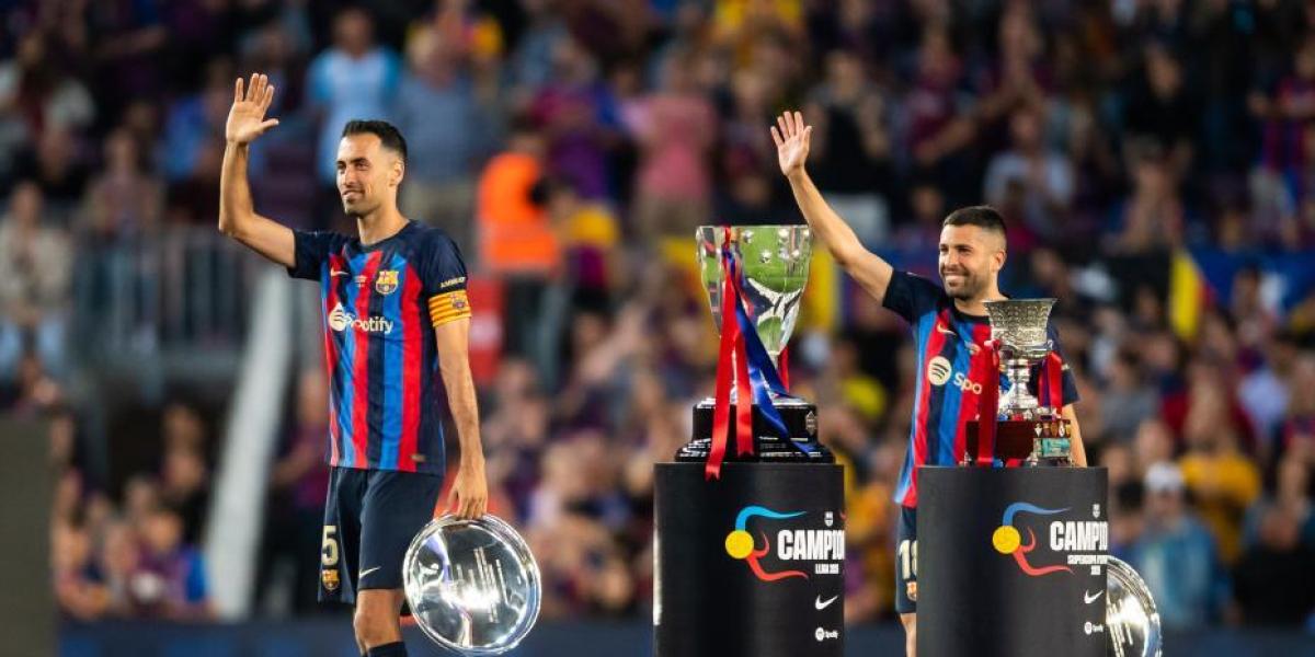 Honor a dos leyendas: entre la sonrisa de Busquets y las lágrimas de Jordi Alba