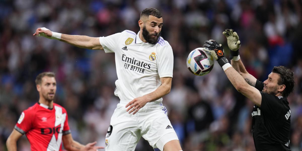 El Bernabéu, rendido a Benzema