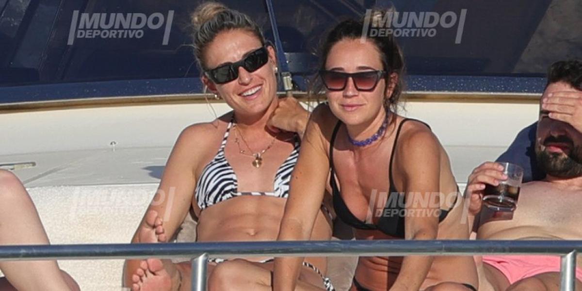 Alexia Putellas desconecta en Ibiza junto a su pareja y amigos