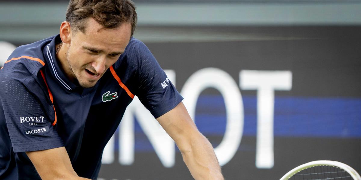 Medvedev y Tsitsipas avanzan en Halle