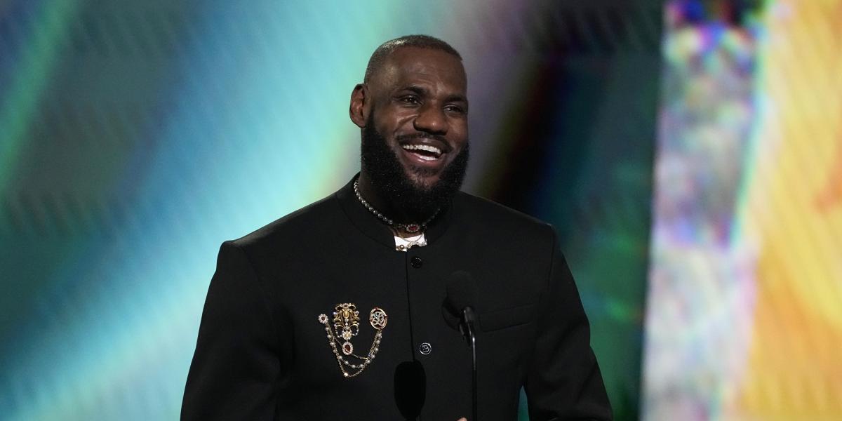 LeBron James flirtea con Arabia Saudí y visita por sorpresa el país