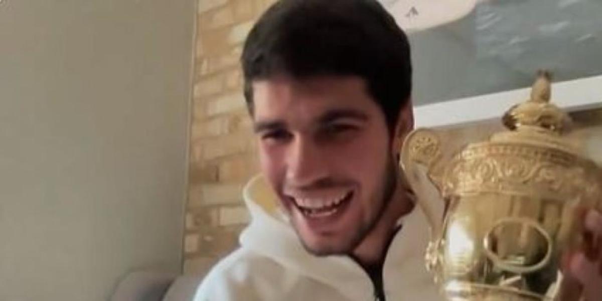 Alcaraz se marca un Sergio Ramos con el trofeo de Wimbledon en plena entrevista