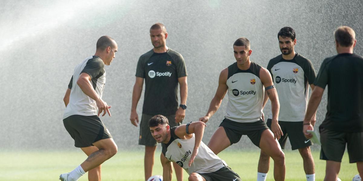 El recién llegado Oriol Romeu, protagonista del entrenamiento del Barça